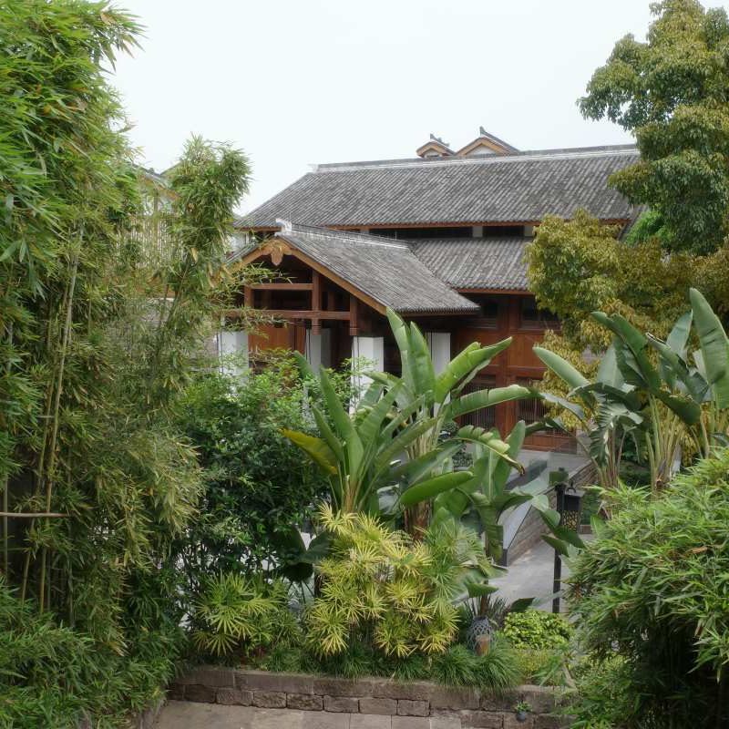 Chinesisches Kloster im Grünen Bild eines Klosters im Grünen in China