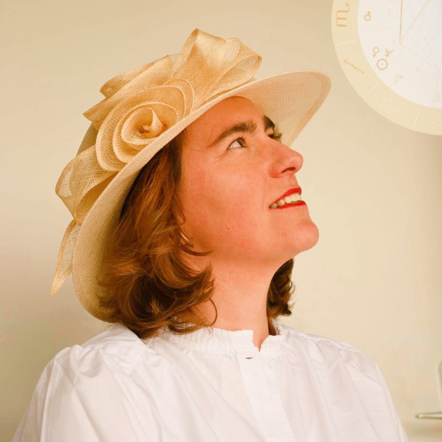 Astrologin Gaby Multhammer Astrologin Gaby Multhammer schaut zum Himmel