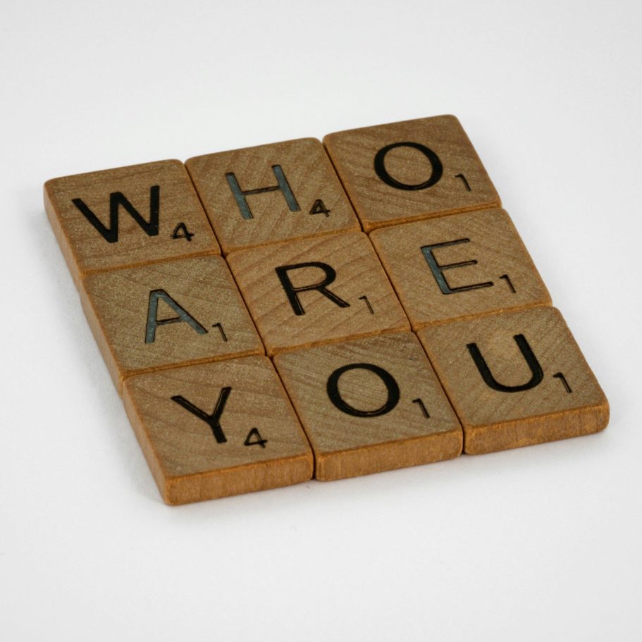Who are you? Bild mit Holzbausteinen, auf denen steht Who Are You